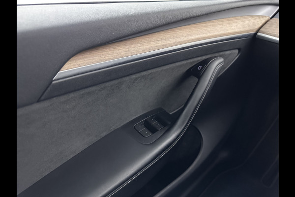 Tesla Model Y RWD 58 kWh [ 3-Fase ] {SOH-91%} (INCL-BTW) Aut. *PANO | LEATHER | TOWBAR | AUTO-PILOT | NAVI-FULLMAP | MATRIX-LED | KEYLESS | CAMERA | DAB+ | HEATED-COMFORTSEATS | PRIVACYGLASS | TOPVIEW | 19''ALU*