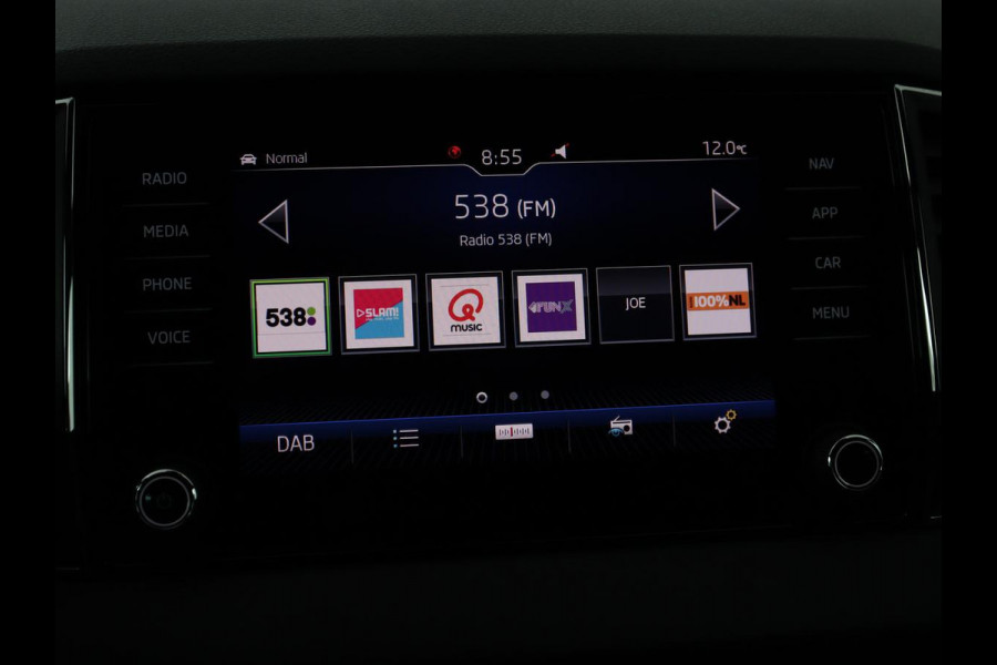 Škoda Karoq 1.5 TSI Sportline | Panoramadak | Stoelverwarming | Adaptive cruise | Camera | Sportstoelen | Virtual Cockpit | Navigatie | Sfeerverlichting | Full LED | 18'' | Keyless | Climate control