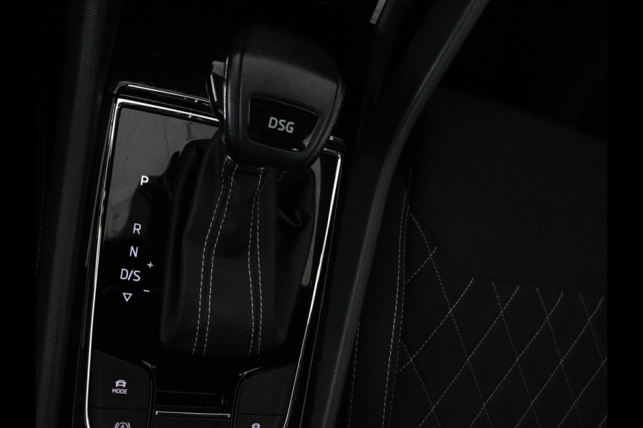 Škoda Karoq 1.5 TSI Sportline | Panoramadak | Stoelverwarming | Adaptive cruise | Camera | Sportstoelen | Virtual Cockpit | Navigatie | Sfeerverlichting | Full LED | 18'' | Keyless | Climate control