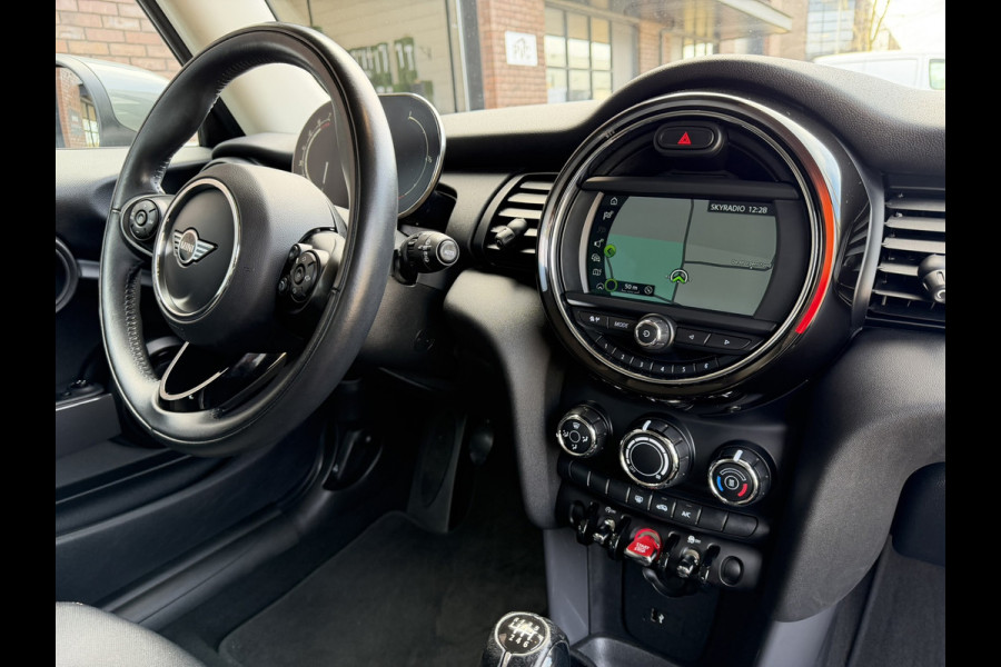 MINI 1.5 / Navigatie / Alarm Klasse 3 / 1e Eigenaar / NED-MINI / Business-Pakket / ALL-Season / LED-mistlampen /