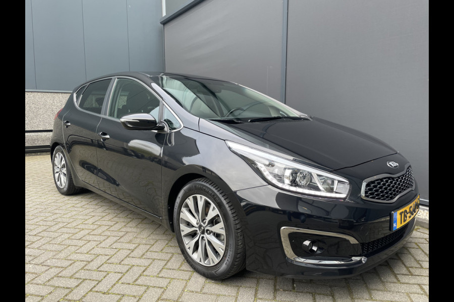 Kia cee'd 1.6 GDI DynamicLine Achteruitrijcamera - Apple carplay - Trekhaak afneembaar - Parkeersensor achter - Cruise control - Bluetooth - Elektrische ramen - Led verlichting - Radio - Stuur multifunctioneel - Stuur leder - Start/stop systeem - Licht metalen velgen 16 inch - Mistlampen voor - Navigatie