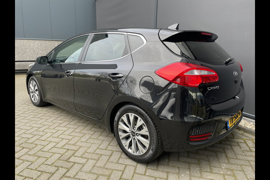 Kia cee'd 1.6 GDI DynamicLine Achteruitrijcamera - Apple carplay - Trekhaak afneembaar - Parkeersensor achter - Cruise control - Bluetooth - Elektrische ramen - Led verlichting - Radio - Stuur multifunctioneel - Stuur leder - Start/stop systeem - Licht metalen velgen 16 inch - Mistlampen voor - Navigatie
