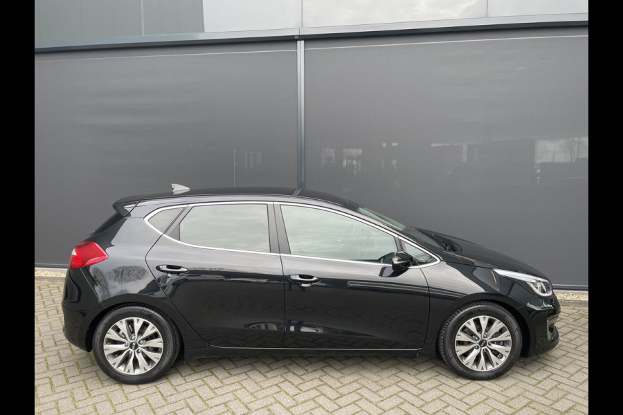 Kia cee'd 1.6 GDI DynamicLine Achteruitrijcamera - Apple carplay - Trekhaak afneembaar - Parkeersensor achter - Cruise control - Bluetooth - Elektrische ramen - Led verlichting - Radio - Stuur multifunctioneel - Stuur leder - Start/stop systeem - Licht metalen velgen 16 inch - Mistlampen voor - Navigatie