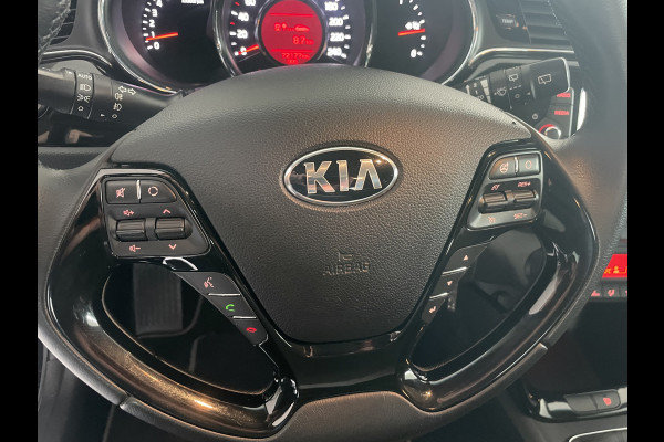 Kia cee'd 1.6 GDI DynamicLine Achteruitrijcamera - Apple carplay - Trekhaak afneembaar - Parkeersensor achter - Cruise control - Bluetooth - Elektrische ramen - Led verlichting - Radio - Stuur multifunctioneel - Stuur leder - Start/stop systeem - Licht metalen velgen 16 inch - Mistlampen voor - Navigatie