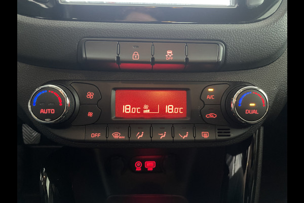 Kia cee'd 1.6 GDI DynamicLine Achteruitrijcamera - Apple carplay - Trekhaak afneembaar - Parkeersensor achter - Cruise control - Bluetooth - Elektrische ramen - Led verlichting - Radio - Stuur multifunctioneel - Stuur leder - Start/stop systeem - Licht metalen velgen 16 inch - Mistlampen voor - Navigatie