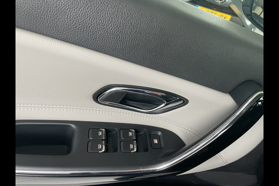 Kia cee'd 1.6 GDI DynamicLine Achteruitrijcamera - Apple carplay - Trekhaak afneembaar - Parkeersensor achter - Cruise control - Bluetooth - Elektrische ramen - Led verlichting - Radio - Stuur multifunctioneel - Stuur leder - Start/stop systeem - Licht metalen velgen 16 inch - Mistlampen voor - Navigatie