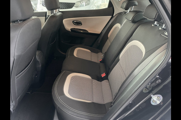 Kia cee'd 1.6 GDI DynamicLine Achteruitrijcamera - Apple carplay - Trekhaak afneembaar - Parkeersensor achter - Cruise control - Bluetooth - Elektrische ramen - Led verlichting - Radio - Stuur multifunctioneel - Stuur leder - Start/stop systeem - Licht metalen velgen 16 inch - Mistlampen voor - Navigatie