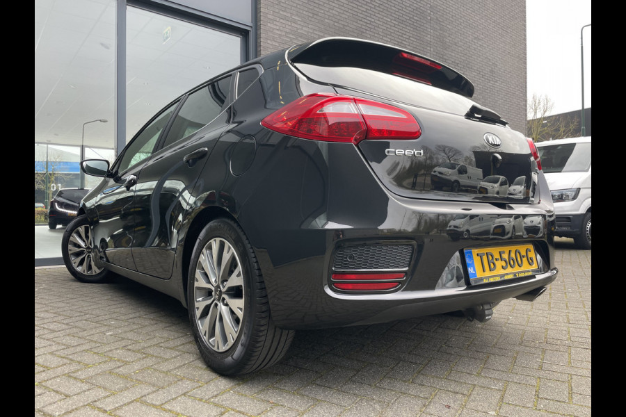 Kia cee'd 1.6 GDI DynamicLine Achteruitrijcamera - Apple carplay - Trekhaak afneembaar - Parkeersensor achter - Cruise control - Bluetooth - Elektrische ramen - Led verlichting - Radio - Stuur multifunctioneel - Stuur leder - Start/stop systeem - Licht metalen velgen 16 inch - Mistlampen voor - Navigatie