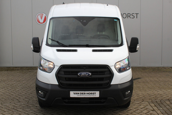 Ford Transit 350 2.0-130pk TDCI L3H2 Trend. Nette bedrijfswagen die u nog jaren van dienst kan zijn ! Volledige fotoreportage volgt na poetsen. Airco, cruise cntrl, camera, pdc v+a, stoel-, spiegel- en voorraamverw., navigatie, telefoonvoorb., boordcomputer, armsteun etc.