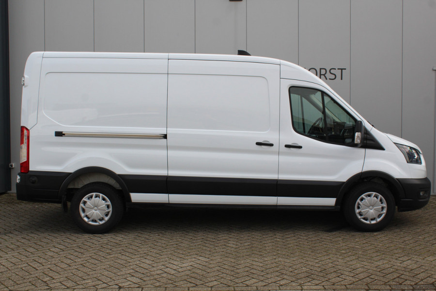 Ford Transit 350 2.0-130pk TDCI L3H2 Trend. Nette bedrijfswagen die u nog jaren van dienst kan zijn ! Volledige fotoreportage volgt na poetsen. Airco, cruise cntrl, camera, pdc v+a, stoel-, spiegel- en voorraamverw., navigatie, telefoonvoorb., boordcomputer, armsteun etc.