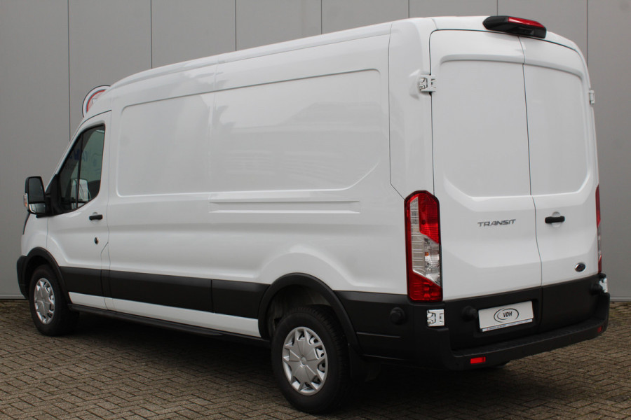 Ford Transit 350 2.0-130pk TDCI L3H2 Trend. Nette bedrijfswagen die u nog jaren van dienst kan zijn ! Volledige fotoreportage volgt na poetsen. Airco, cruise cntrl, camera, pdc v+a, stoel-, spiegel- en voorraamverw., navigatie, telefoonvoorb., boordcomputer, armsteun etc.
