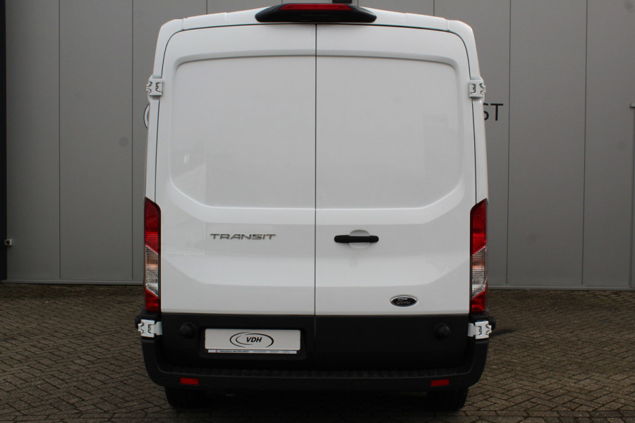 Ford Transit 350 2.0-130pk TDCI L3H2 Trend. Nette bedrijfswagen die u nog jaren van dienst kan zijn ! Volledige fotoreportage volgt na poetsen. Airco, cruise cntrl, camera, pdc v+a, stoel-, spiegel- en voorraamverw., navigatie, telefoonvoorb., boordcomputer, armsteun etc.