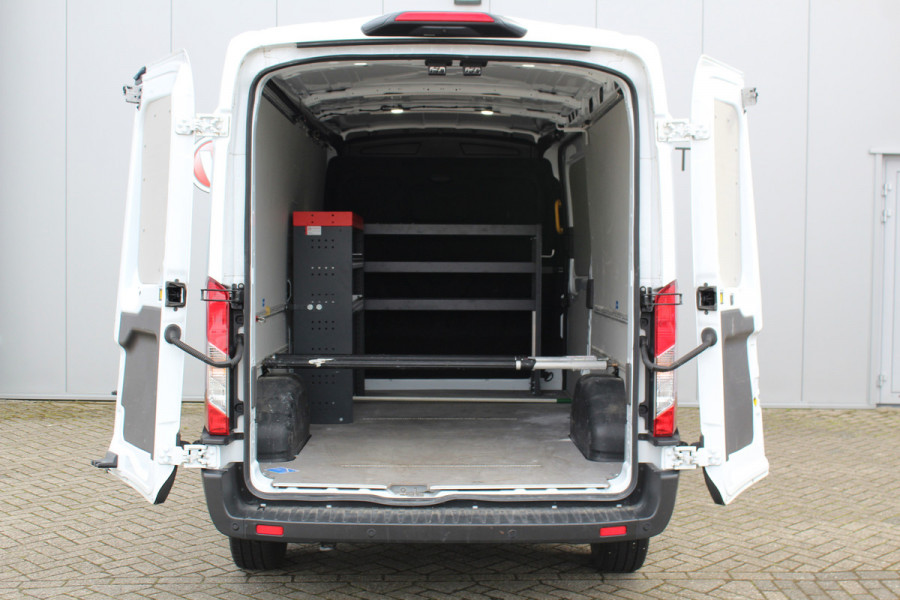 Ford Transit 350 2.0-130pk TDCI L3H2 Trend. Nette bedrijfswagen die u nog jaren van dienst kan zijn ! Volledige fotoreportage volgt na poetsen. Airco, cruise cntrl, camera, pdc v+a, stoel-, spiegel- en voorraamverw., navigatie, telefoonvoorb., boordcomputer, armsteun etc.
