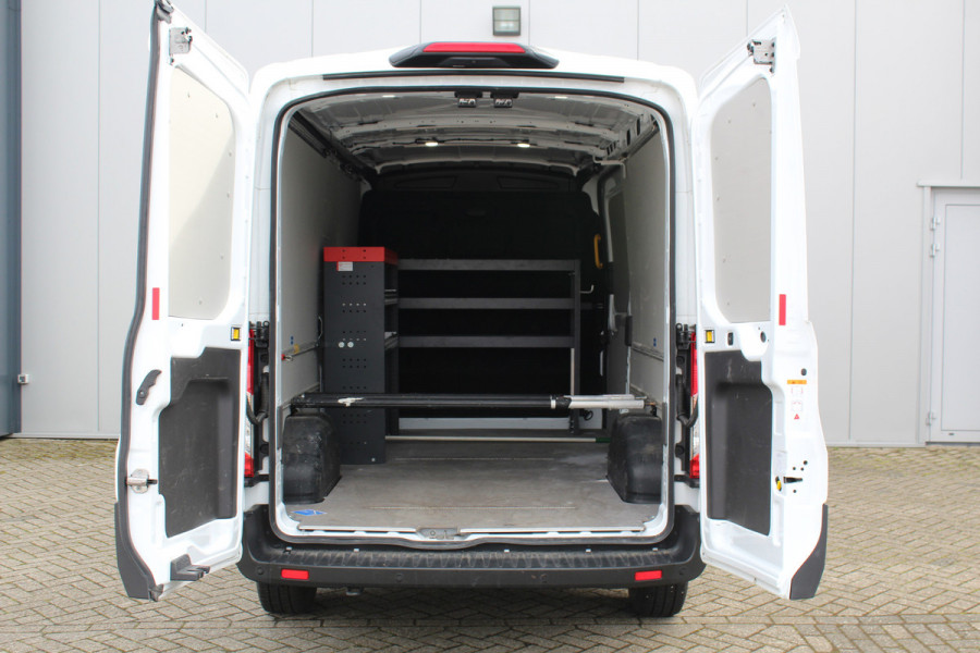 Ford Transit 350 2.0-130pk TDCI L3H2 Trend. Nette bedrijfswagen die u nog jaren van dienst kan zijn ! Volledige fotoreportage volgt na poetsen. Airco, cruise cntrl, camera, pdc v+a, stoel-, spiegel- en voorraamverw., navigatie, telefoonvoorb., boordcomputer, armsteun etc.