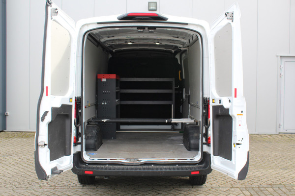 Ford Transit 350 2.0-130pk TDCI L3H2 Trend. Nette bedrijfswagen die u nog jaren van dienst kan zijn ! Volledige fotoreportage volgt na poetsen. Airco, cruise cntrl, camera, pdc v+a, stoel-, spiegel- en voorraamverw., navigatie, telefoonvoorb., boordcomputer, armsteun etc.