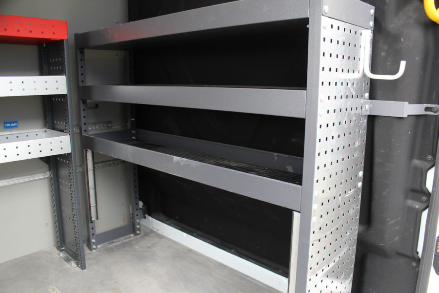 Ford Transit 350 2.0-130pk TDCI L3H2 Trend. Nette bedrijfswagen die u nog jaren van dienst kan zijn ! Volledige fotoreportage volgt na poetsen. Airco, cruise cntrl, camera, pdc v+a, stoel-, spiegel- en voorraamverw., navigatie, telefoonvoorb., boordcomputer, armsteun etc.