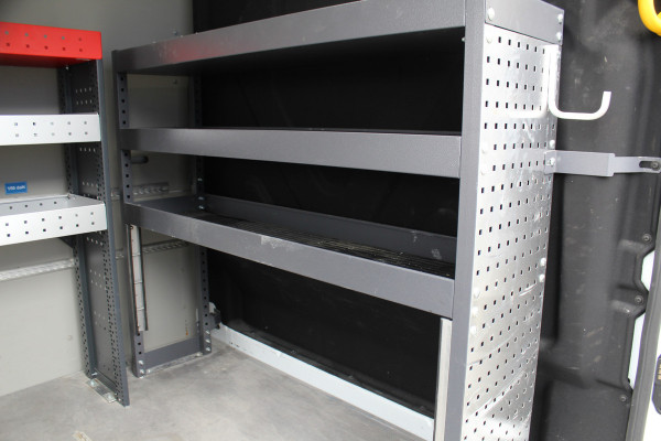 Ford Transit 350 2.0-130pk TDCI L3H2 Trend. Nette bedrijfswagen die u nog jaren van dienst kan zijn ! Volledige fotoreportage volgt na poetsen. Airco, cruise cntrl, camera, pdc v+a, stoel-, spiegel- en voorraamverw., navigatie, telefoonvoorb., boordcomputer, armsteun etc.