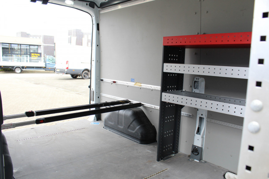 Ford Transit 350 2.0-130pk TDCI L3H2 Trend. Nette bedrijfswagen die u nog jaren van dienst kan zijn ! Volledige fotoreportage volgt na poetsen. Airco, cruise cntrl, camera, pdc v+a, stoel-, spiegel- en voorraamverw., navigatie, telefoonvoorb., boordcomputer, armsteun etc.