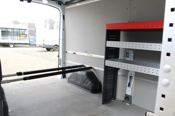 Ford Transit 350 2.0-130pk TDCI L3H2 Trend. Nette bedrijfswagen die u nog jaren van dienst kan zijn ! Volledige fotoreportage volgt na poetsen. Airco, cruise cntrl, camera, pdc v+a, stoel-, spiegel- en voorraamverw., navigatie, telefoonvoorb., boordcomputer, armsteun etc.