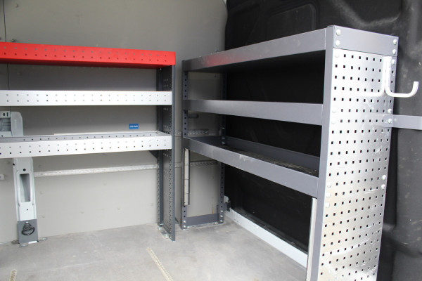 Ford Transit 350 2.0-130pk TDCI L3H2 Trend. Nette bedrijfswagen die u nog jaren van dienst kan zijn ! Volledige fotoreportage volgt na poetsen. Airco, cruise cntrl, camera, pdc v+a, stoel-, spiegel- en voorraamverw., navigatie, telefoonvoorb., boordcomputer, armsteun etc.