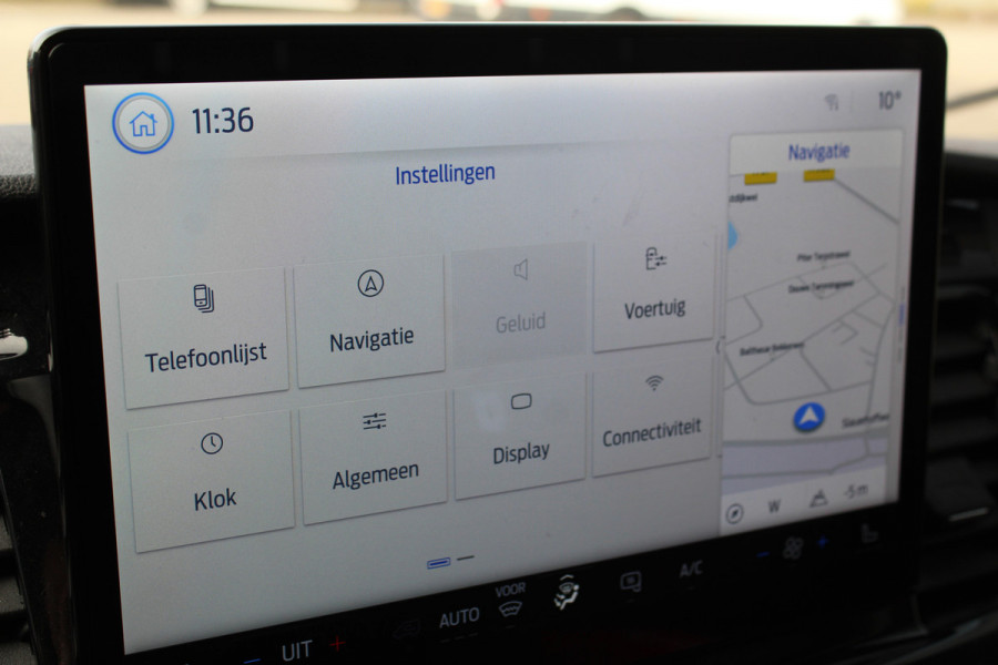 Ford Transit 350 2.0-130pk TDCI L3H2 Trend. Nette bedrijfswagen die u nog jaren van dienst kan zijn ! Volledige fotoreportage volgt na poetsen. Airco, cruise cntrl, camera, pdc v+a, stoel-, spiegel- en voorraamverw., navigatie, telefoonvoorb., boordcomputer, armsteun etc.