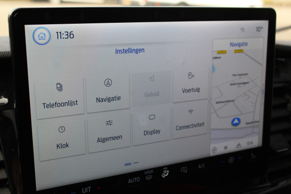 Ford Transit 350 2.0-130pk TDCI L3H2 Trend. Nette bedrijfswagen die u nog jaren van dienst kan zijn ! Volledige fotoreportage volgt na poetsen. Airco, cruise cntrl, camera, pdc v+a, stoel-, spiegel- en voorraamverw., navigatie, telefoonvoorb., boordcomputer, armsteun etc.