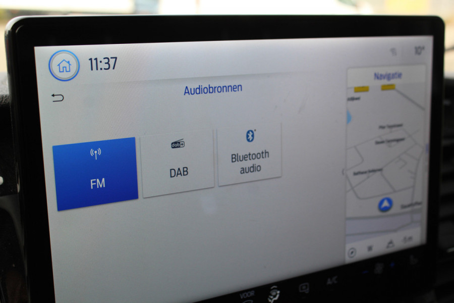 Ford Transit 350 2.0-130pk TDCI L3H2 Trend. Nette bedrijfswagen die u nog jaren van dienst kan zijn ! Volledige fotoreportage volgt na poetsen. Airco, cruise cntrl, camera, pdc v+a, stoel-, spiegel- en voorraamverw., navigatie, telefoonvoorb., boordcomputer, armsteun etc.