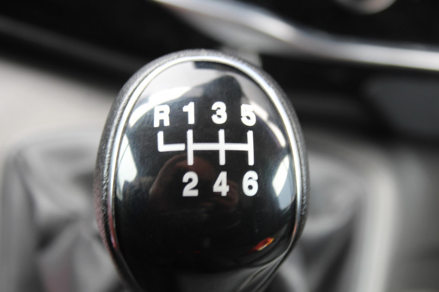 Ford Transit 350 2.0-130pk TDCI L3H2 Trend. Nette bedrijfswagen die u nog jaren van dienst kan zijn ! Volledige fotoreportage volgt na poetsen. Airco, cruise cntrl, camera, pdc v+a, stoel-, spiegel- en voorraamverw., navigatie, telefoonvoorb., boordcomputer, armsteun etc.