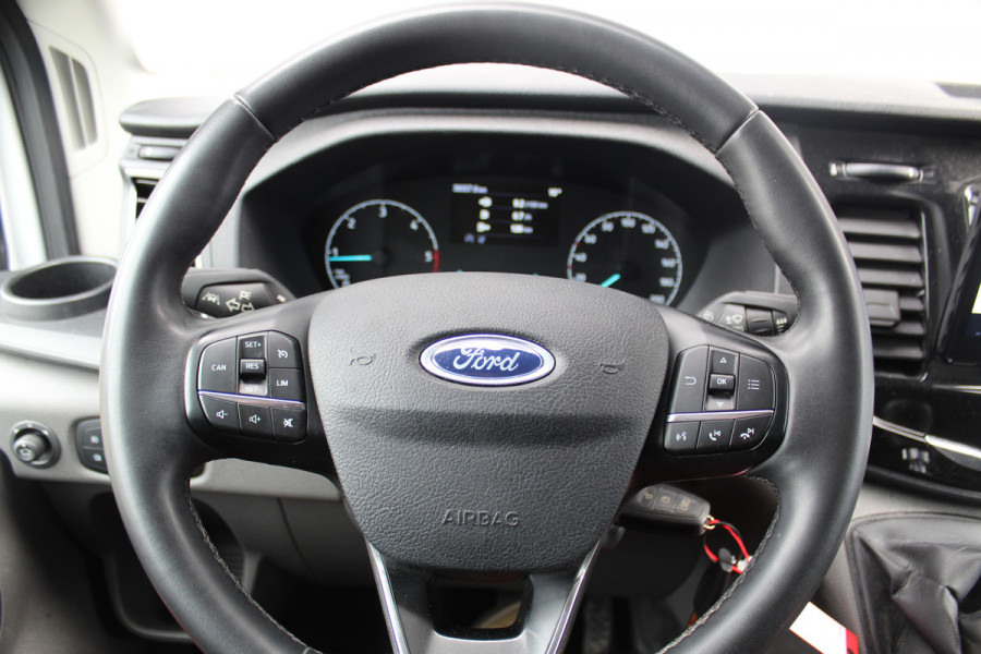 Ford Transit 350 2.0-130pk TDCI L3H2 Trend. Nette bedrijfswagen die u nog jaren van dienst kan zijn ! Volledige fotoreportage volgt na poetsen. Airco, cruise cntrl, camera, pdc v+a, stoel-, spiegel- en voorraamverw., navigatie, telefoonvoorb., boordcomputer, armsteun etc.