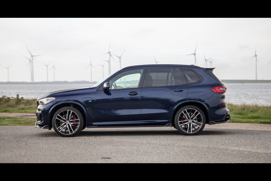 BMW X5 xDrive45e High Executive SKYLOUNGE / LASER / 4WIELSTURING / DIMAND POOK / LEDER / MAXTON / M PAKKET