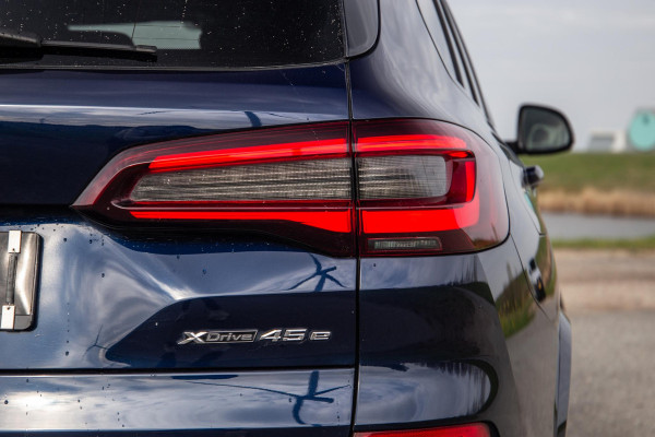 BMW X5 xDrive45e High Executive SKYLOUNGE / LASER / 4WIELSTURING / DIMAND POOK / LEDER / MAXTON / M PAKKET