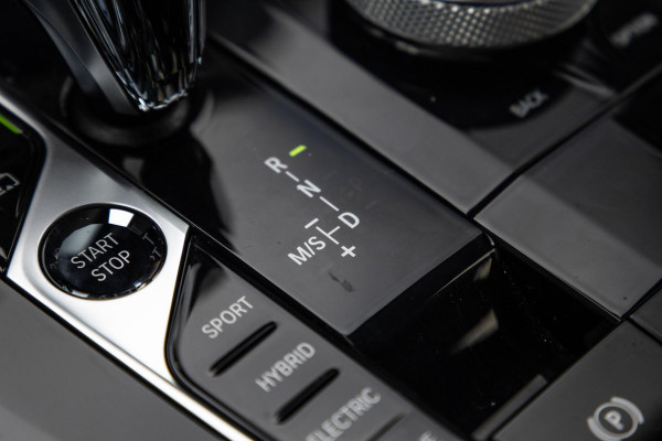 BMW X5 xDrive45e High Executive SKYLOUNGE / LASER / 4WIELSTURING / DIMAND POOK / LEDER / MAXTON / M PAKKET