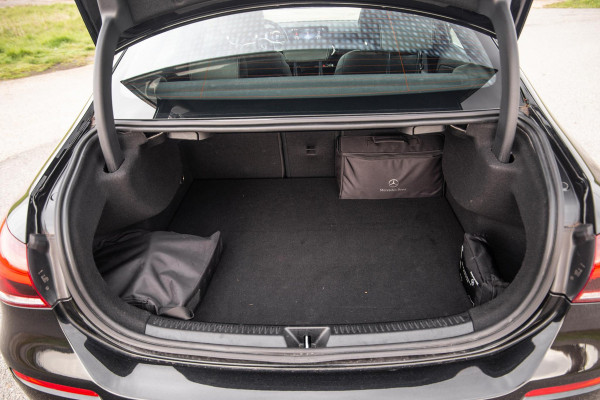 Mercedes-Benz A-Klasse 250 e Business Line AUTOMAAT / LEDER / CRUISE CONTROLE / CAMERA / CARPLAY