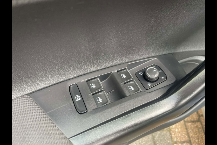 Volkswagen Taigo 1.0 TSI R-Line Business 'Ruby Red' / stoelverwarming / CarPlay