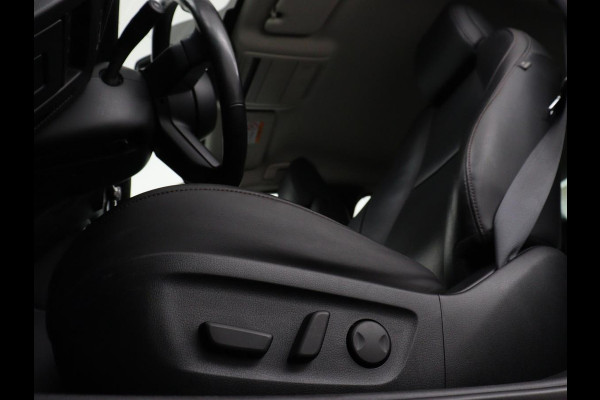 Mazda 3 2.0 e-SkyActiv-X M Hybrid 180 Luxury | Leder | Head-Up | Stoelverwarming | Trekhaak | Bose Sound | Camera | Carplay | Memory | Adaptive cruise | Navigatie | Full LED | Stuurverwarming | Keyless