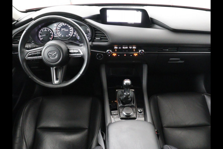 Mazda 3 2.0 e-SkyActiv-X M Hybrid 180 Luxury | Leder | Head-Up | Stoelverwarming | Trekhaak | Bose Sound | Camera | Carplay | Memory | Adaptive cruise | Navigatie | Full LED | Stuurverwarming | Keyless