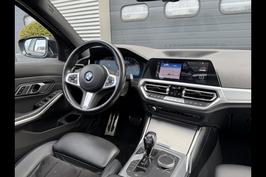 BMW 3 Serie Touring 320i High Executive M-Sport | Panoramadak | Camera | Head-Up Display | DAB | Stoelverwarming | Elektrische Achterklep |
