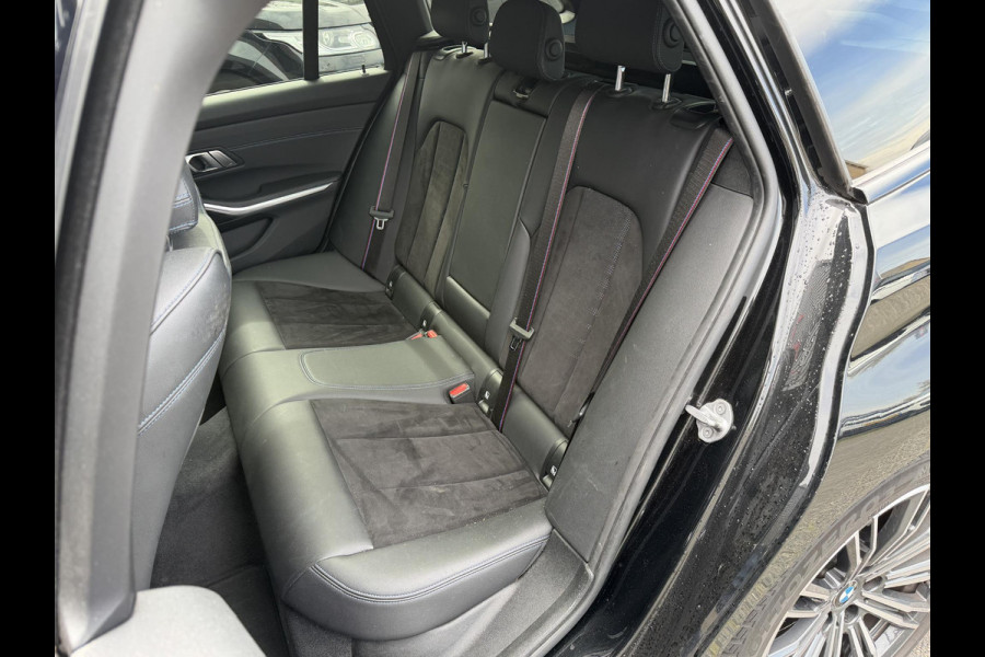 BMW 3 Serie Touring 320i High Executive M-Sport | Panoramadak | Camera | Head-Up Display | DAB | Stoelverwarming | Elektrische Achterklep |