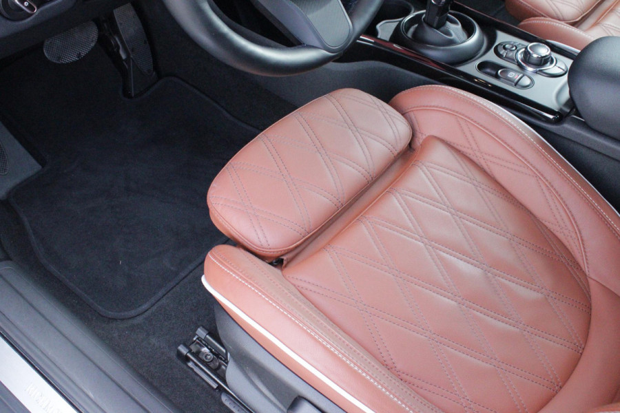 MINI Clubman 1.5 136PK AUTOMAAT COOPER RICHMOND PARK EDITION | PANORAMISCH SCHUIF/KANTEL DAK | FULL LEDEREN BEKLEDING "CHESTER MALT BROWN" | ACHTERUITRIJ CAMERA | PARKEERSENSOREN ACHTER | FULL LED KOPLAMPEN | DRAADLOZE APPLE CARPLAY/ANDROID AUTO | NAVIGATIE | STOEL/STUUR VERWARMING | 18" LICHTMETALEN VELGEN "BLACK STAR SPOKE" | "UNION JACK" ACHTERLICHTEN | COMFORT ACCESS TOEGANG |