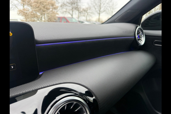 Mercedes-Benz A-Klasse 250 e Business Black Solution 160 pk AMG Limited, trekhaak, sfeerverlichting, dig cockpit, stoelverwarming,