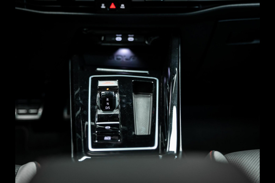 Volkswagen Golf 2.0 TSI GTI | Akrapovic | Head-Up | Stuurverwarming | Pano |