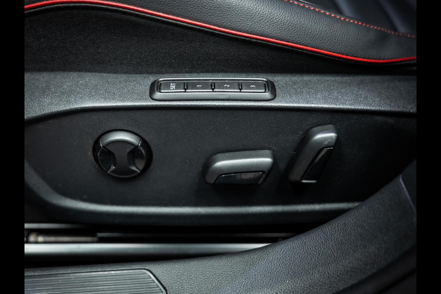 Volkswagen Golf 2.0 TSI GTI | Akrapovic | Head-Up | Stuurverwarming | Pano |