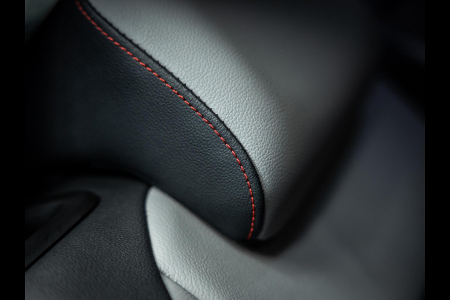 Volkswagen Golf 2.0 TSI GTI | Akrapovic | Head-Up | Stuurverwarming | Pano |