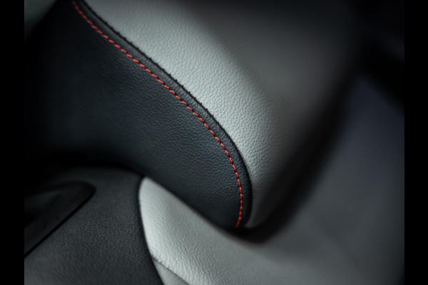 Volkswagen Golf 2.0 TSI GTI | Akrapovic | Head-Up | Stuurverwarming | Pano |