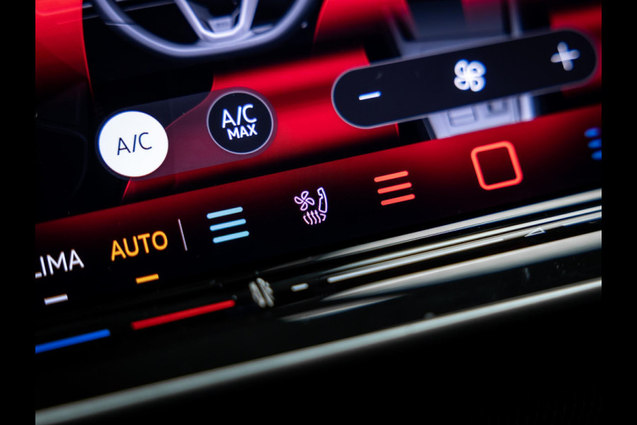 Volkswagen Golf 2.0 TSI GTI | Akrapovic | Head-Up | Stuurverwarming | Pano |