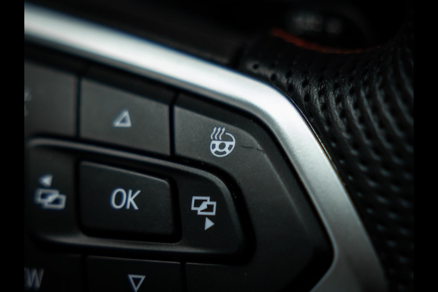 Volkswagen Golf 2.0 TSI GTI | Akrapovic | Head-Up | Stuurverwarming | Pano |