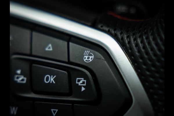 Volkswagen Golf 2.0 TSI GTI | Akrapovic | Head-Up | Stuurverwarming | Pano |