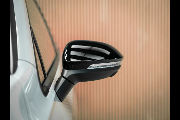 Volkswagen Golf 2.0 TSI GTI | Akrapovic | Head-Up | Stuurverwarming | Pano |