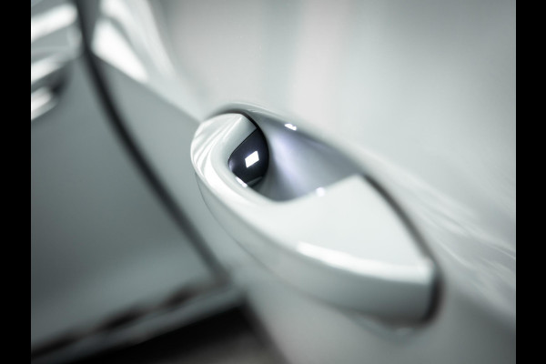 Volkswagen Golf 2.0 TSI GTI | Akrapovic | Head-Up | Stuurverwarming | Pano |