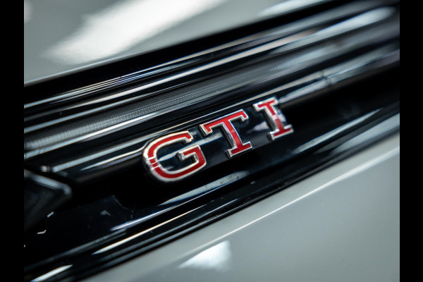 Volkswagen Golf 2.0 TSI GTI | Akrapovic | Head-Up | Stuurverwarming | Pano |